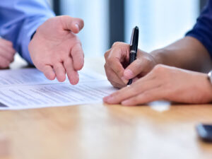 営業でサインをする人